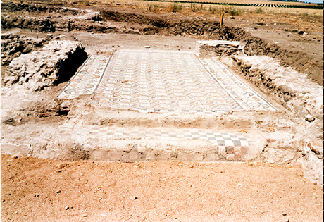 Mosaico del peristilo durante las excavaciones de 1985.
