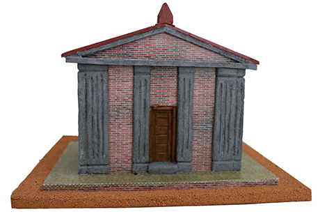 Maqueta con alzado de la fachada del mausoleo.