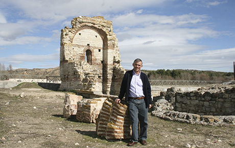 Samuel en las ruinas del edificio Palacial